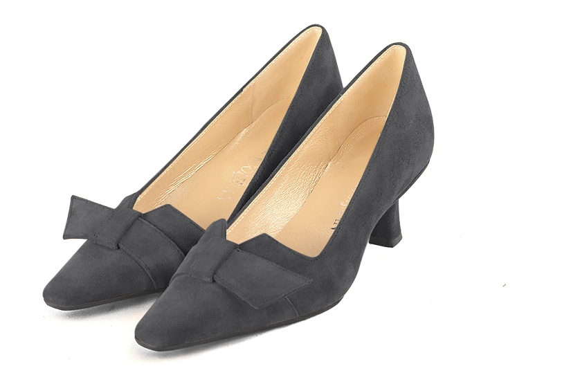  women's dress pumps, with a knot on the front.. Front view - Florence KOOIJMAN